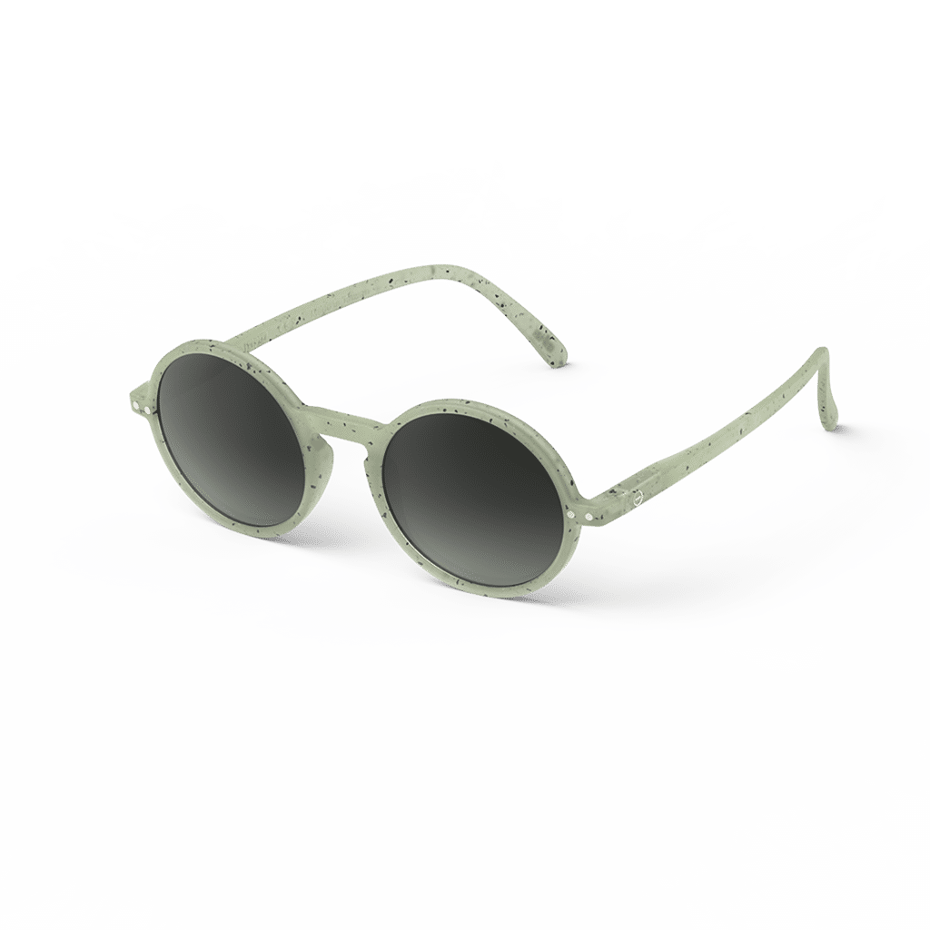 Lunettes de soleil #G dyed green, Izipizi, vues de côté sur fond blanc
