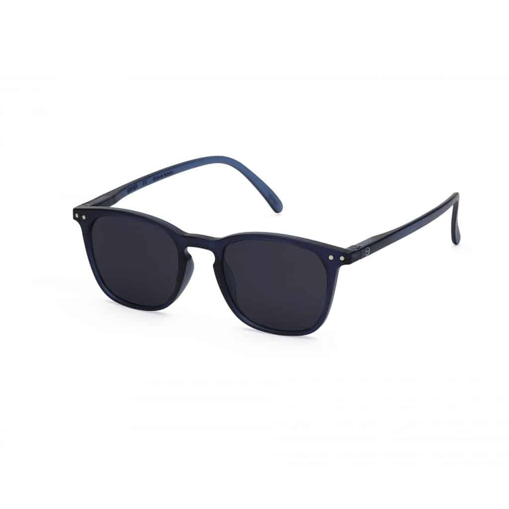 Lunettes de soleil #E - Bleu profond, Izipizi, vues de côté sur fond blanc