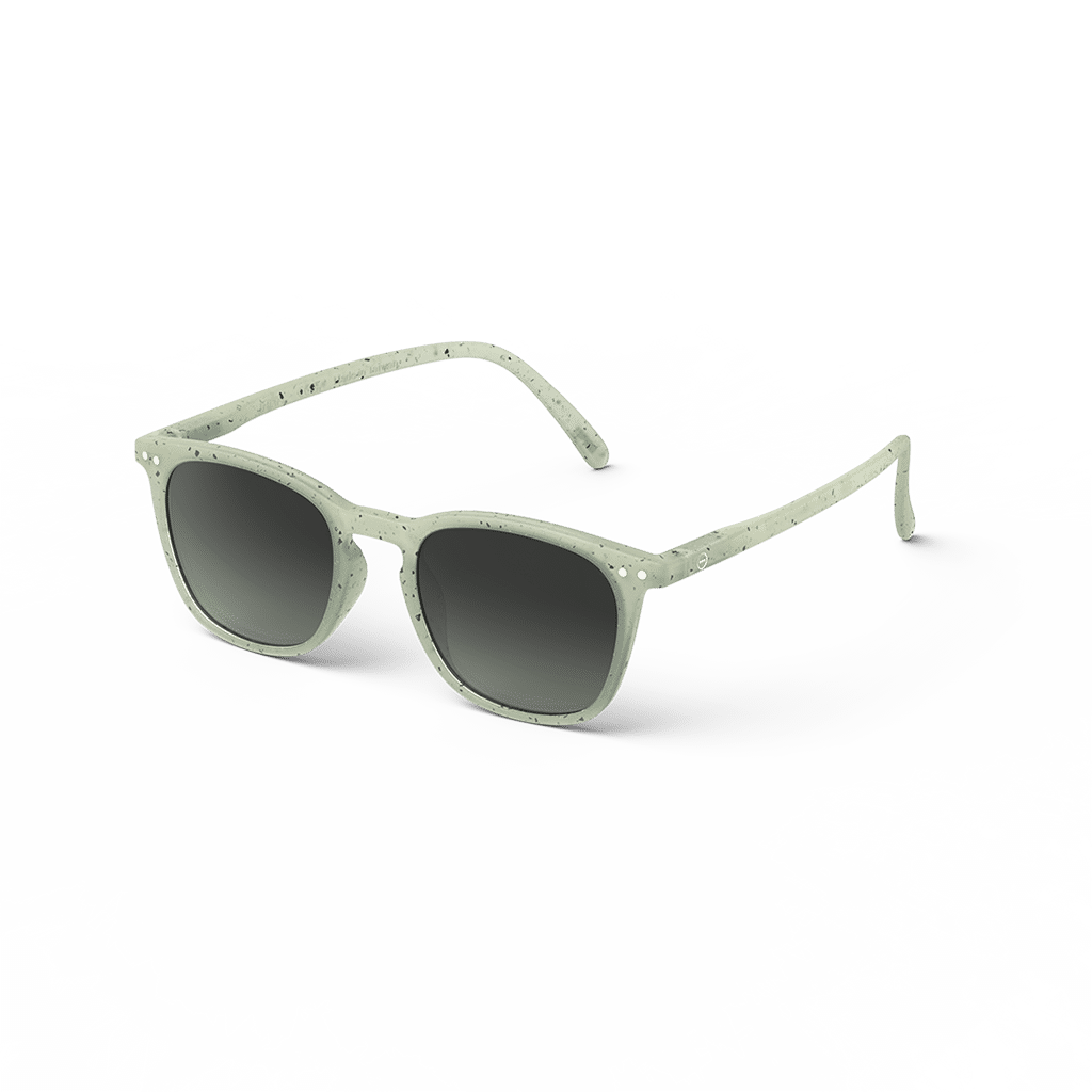Lunettes de soleil #E - Dyed green, Izipizi, vues de côté sur fond blanc