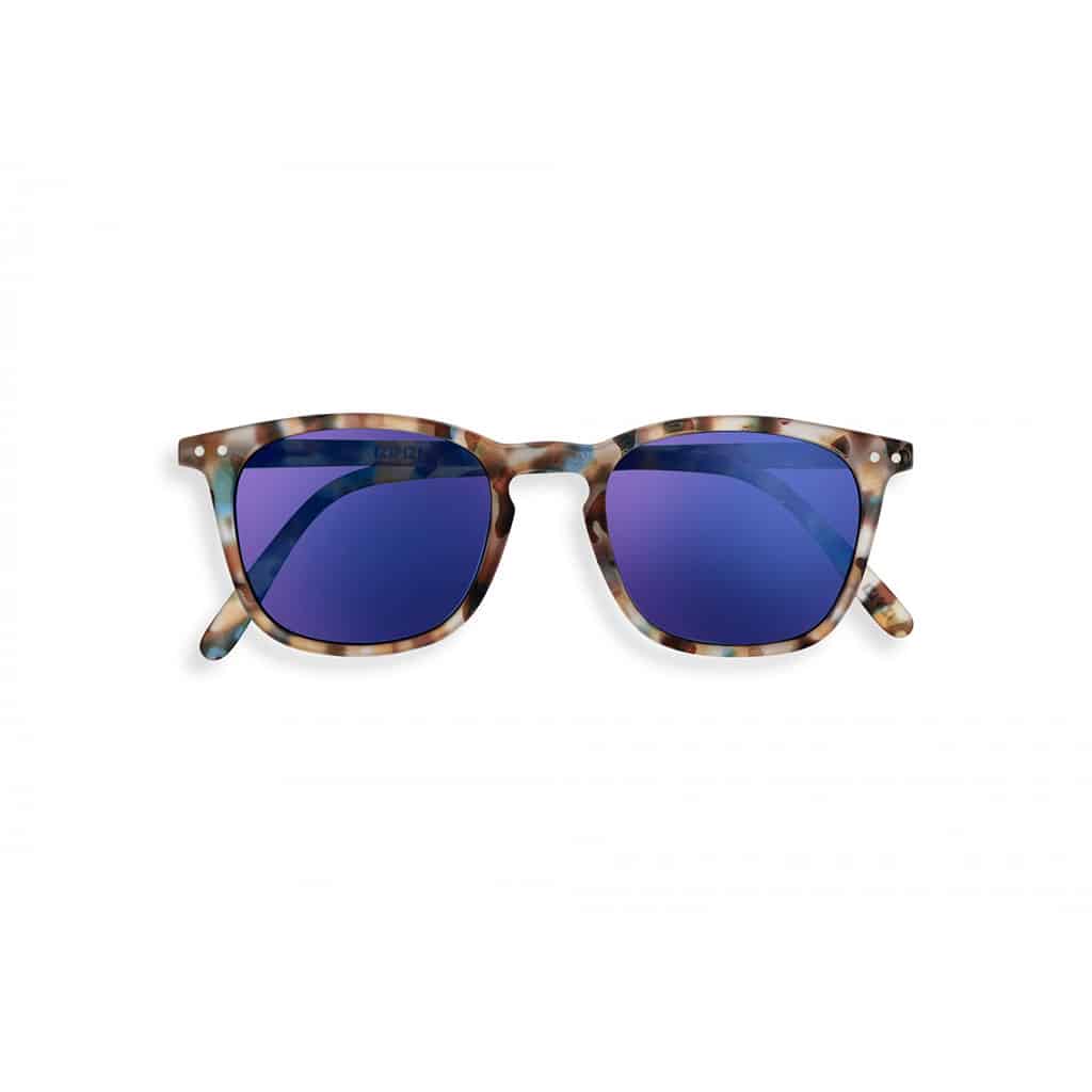 Lunettes de soleil #E - Écailles bleues miroir bleu, Izipizi, vues de face sur fond blanc