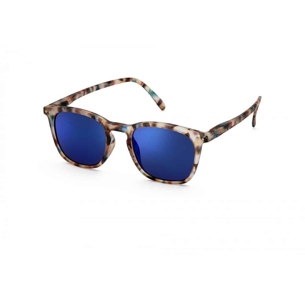 Lunettes de soleil #E - Écailles bleues miroir bleu, Izipizi, vues de côté sur fond blanc