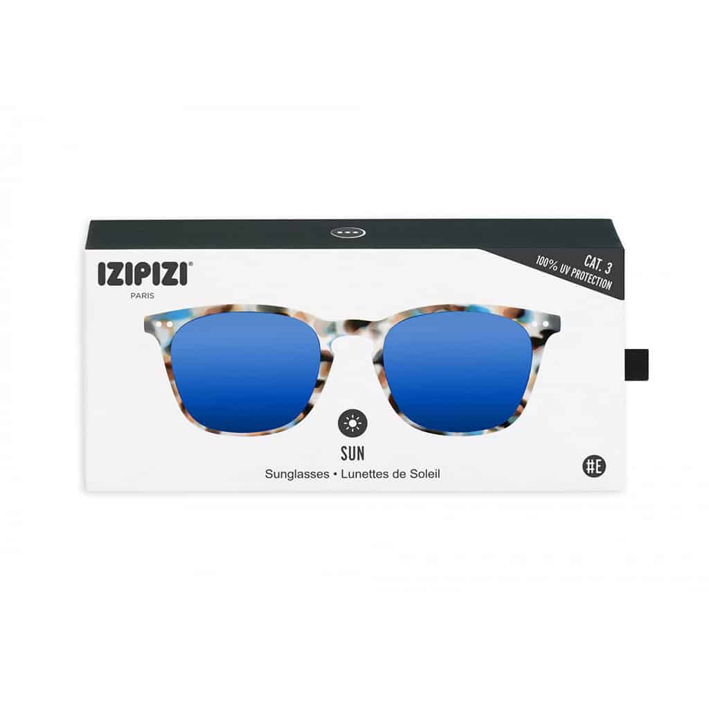 Lunettes de soleil #E - Écailles bleues miroir bleu, Izipizi, vues de face sur fond blanc