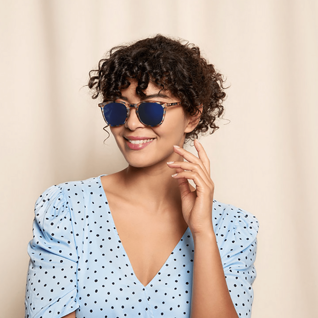 Lunettes de soleil #E - Écailles bleues miroir bleu, Izipizi, vues portées