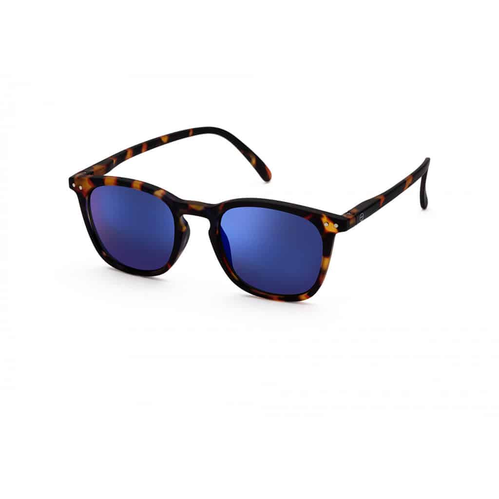 Lunettes de soleil #E - Écailles miroir, Izipizi, vues de côté sur fond blanc