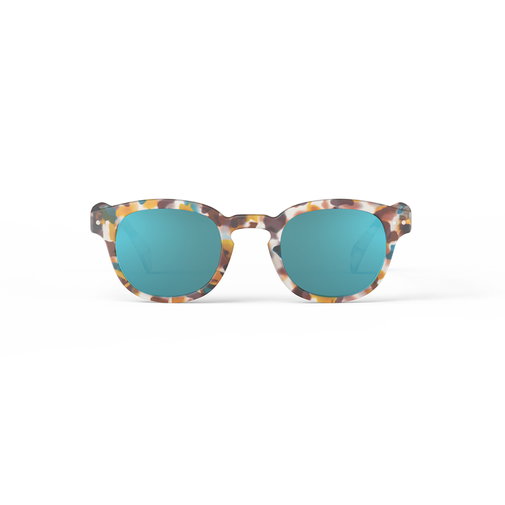 Lunettes de soleil #C - Écailles bleues miroir bleu, Izipizi, vue de face sur fond blanc