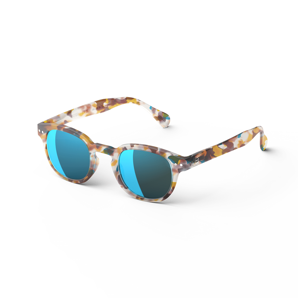 Lunettes de soleil #C - Écailles bleues miroir bleu, Izipizi, vue de côté sur fond blanc