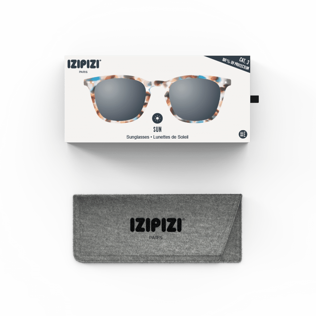 Lunettes de soleil #E - Écailles bleues, Izipizi vues de face sur fond blanc