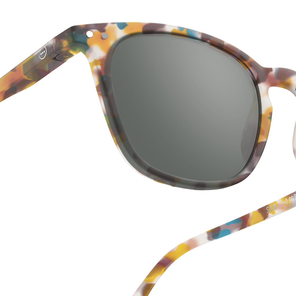 Lunettes de soleil #E - Écailles bleues, Izipizi vues de face sur fond blanc