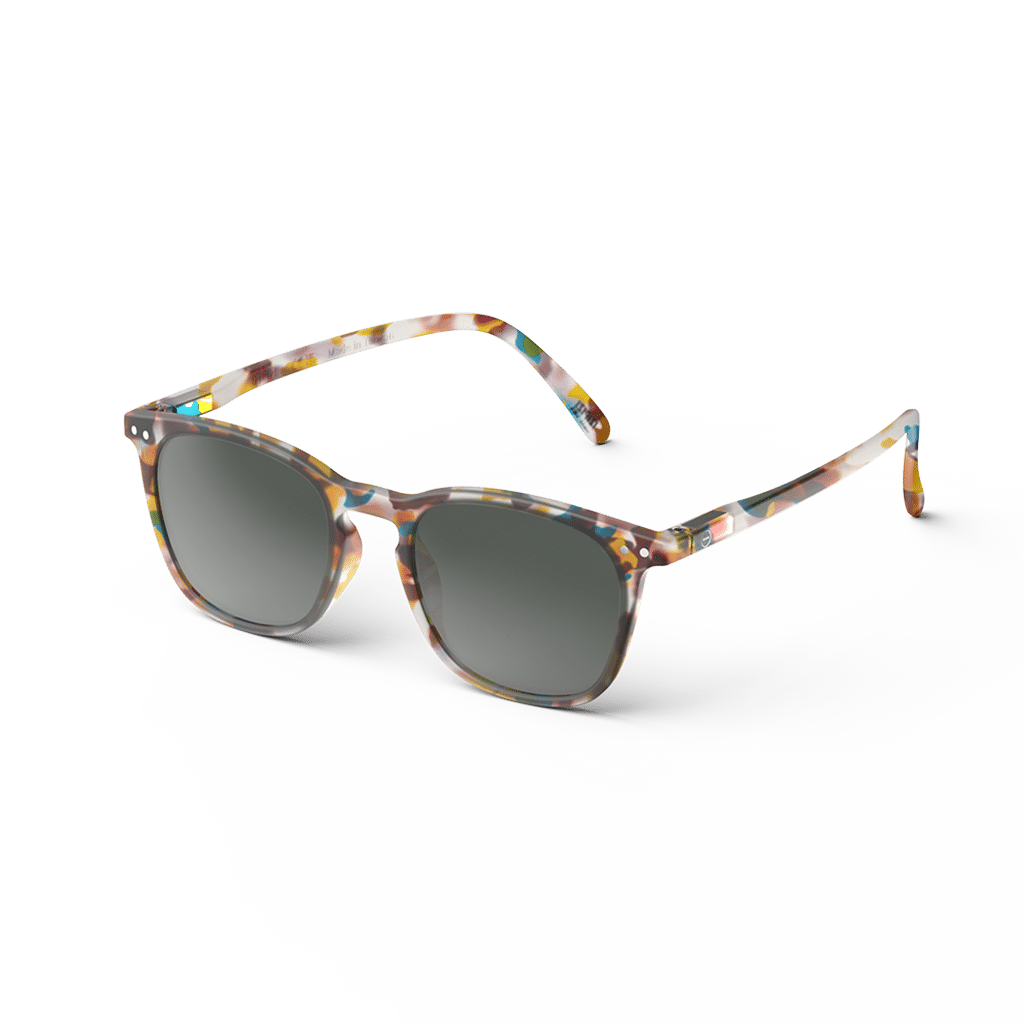 Lunettes de soleil #E - Écailles bleues, Izipizi vues de côté sur fond blanc