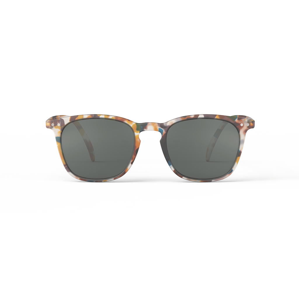 Lunettes de soleil #E - Écailles bleues, Izipizi vues de face sur fond blanc