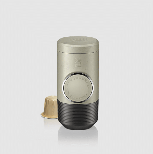 Minipresso NS2 Beige – Machine à expresso portable - Wacaco - Vue de face sur fond blanc