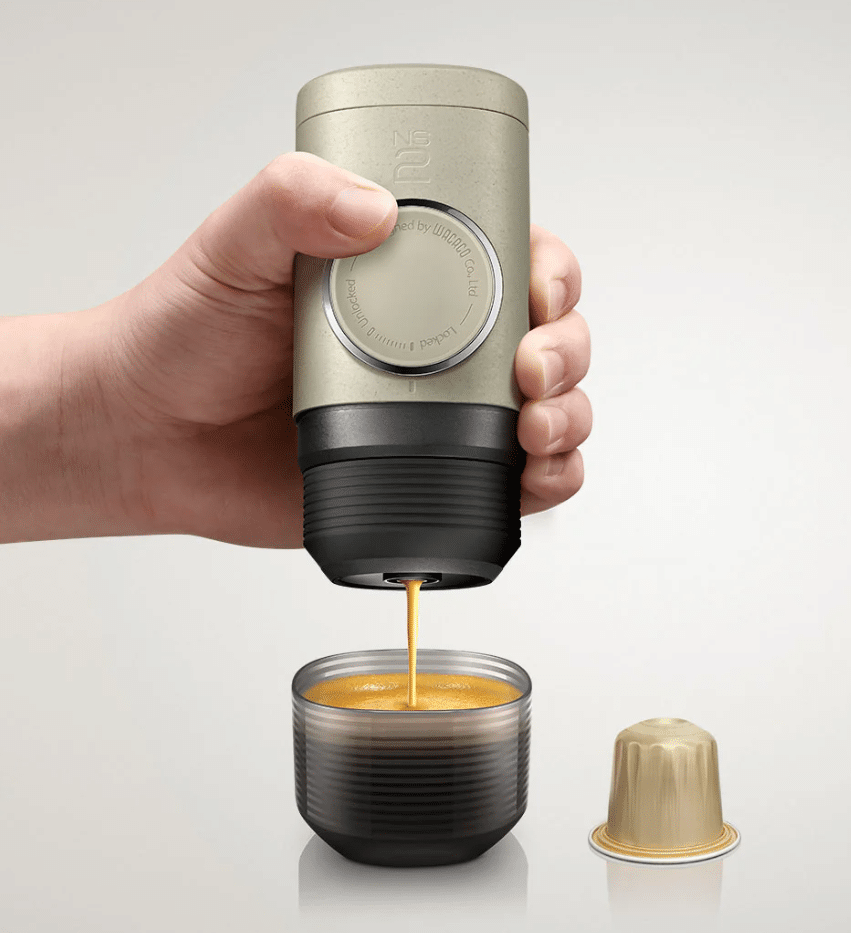 Minipresso NS2 Beige – Machine à expresso portable - Wacaco - Vue de face sur fond blanc