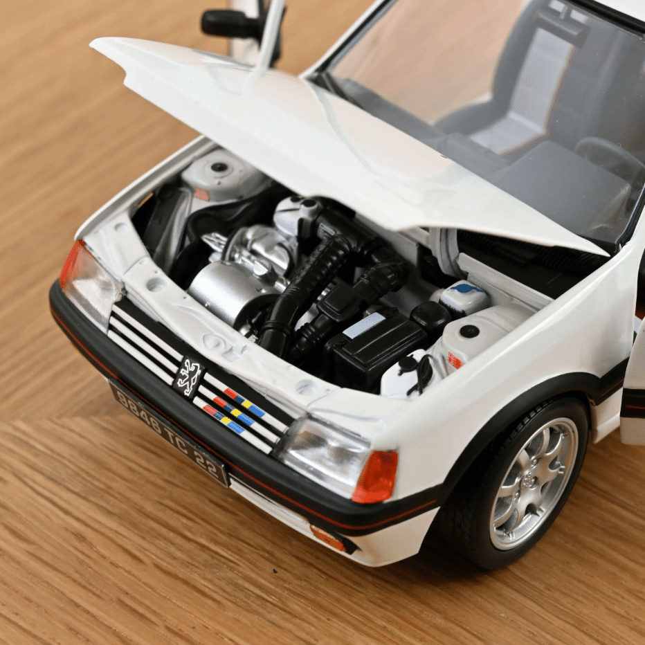 Voiture minimaliste 1/18 Peugeot 205 GTi 1.9 - Norev - Ambiance