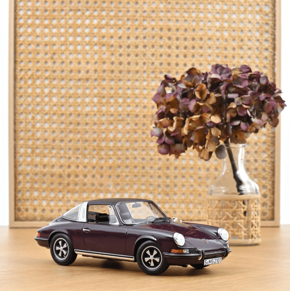 Voiture minimaliste 1/18 - Porsche 911 Targa 1971 - Mauve - Norev - Vue de face