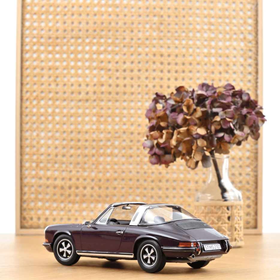 Voiture minimaliste 1/18 - Porsche 911 Targa 1971 - Mauve - Norev - Vue de dos