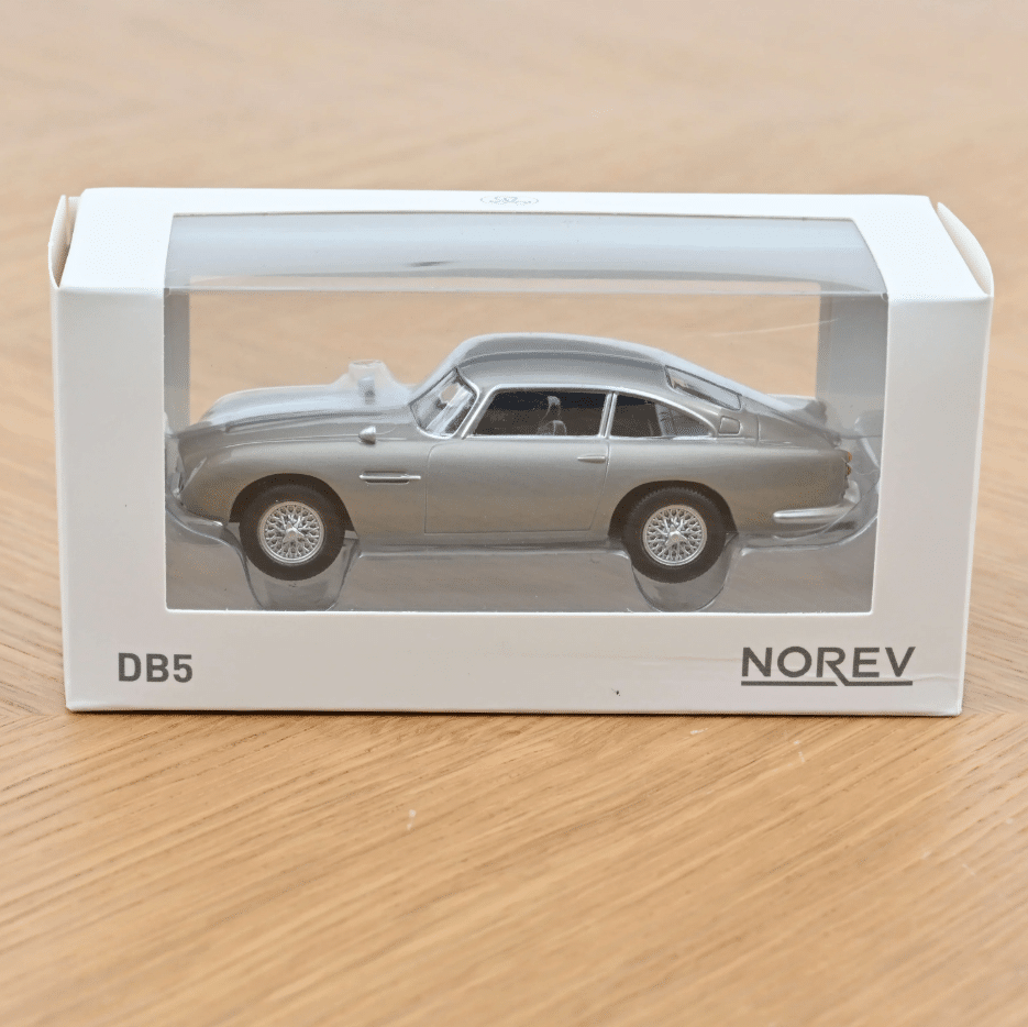 Une voiture minimaliste à échelle 1/43 - Aston Martin DB5 1/43 Gris – Norev : une miniature de légende - Vue de face