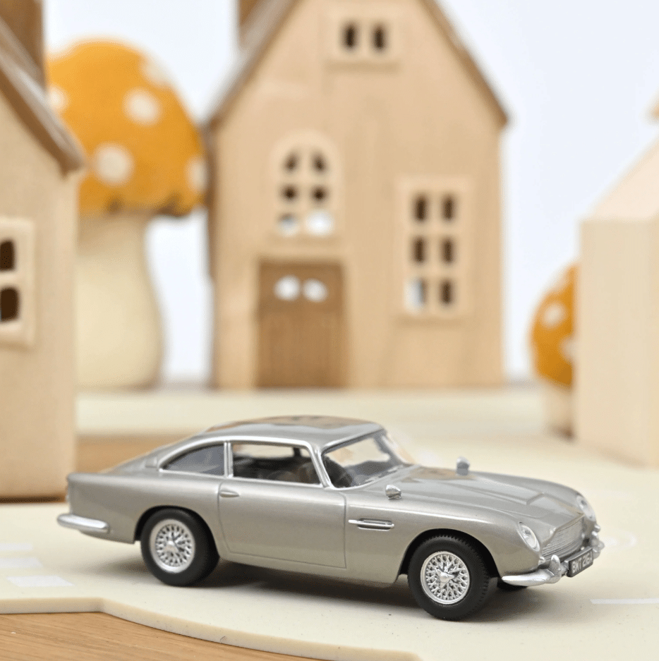 Une voiture minimaliste à échelle 1/43 - Aston Martin DB5 1/43 Gris – Norev : une miniature de légende - Vue de face