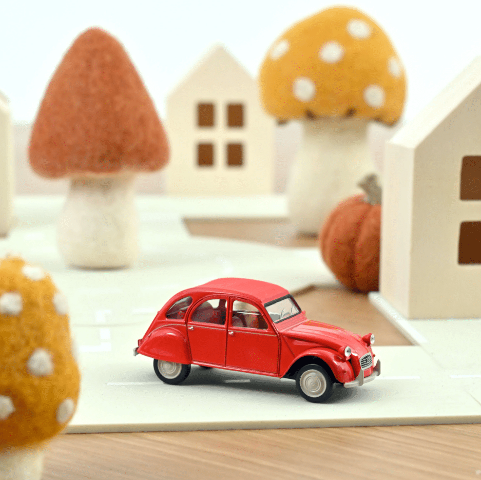 Voiture minimaliste 1/43 - Citroën 2CV 1978 – Rouge Géranium – Norev - Ambiance