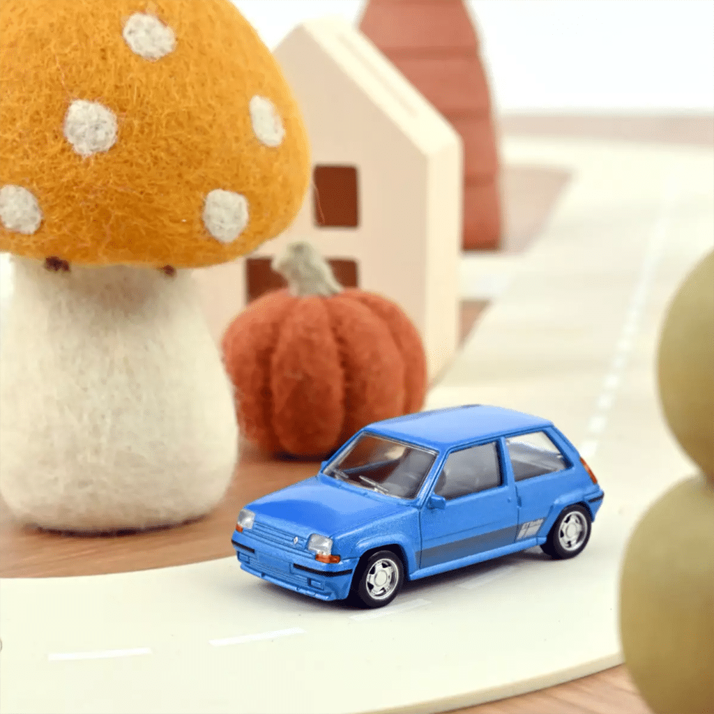 Voiture minimaliste 1/43 - Renault Supercinq GT Turbo Bleu - Norev - Ambiance
