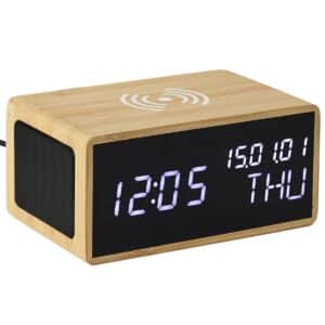 Réveil en bois avec affichage LED – La Chaise Longue - Vue de face sur fond blanc
