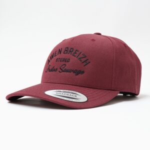 Casquette Awen Breizh - Prune : l’esprit breton signé Stered - Vue de côté sur fond blanc