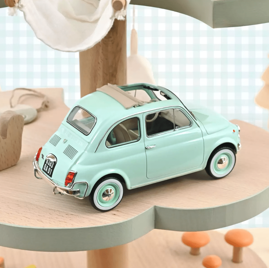 Voiture minimaliste 1/18 cadeau naissance - Fiat 500 L 1968 – Bleu pastel - Norev - Ambiance