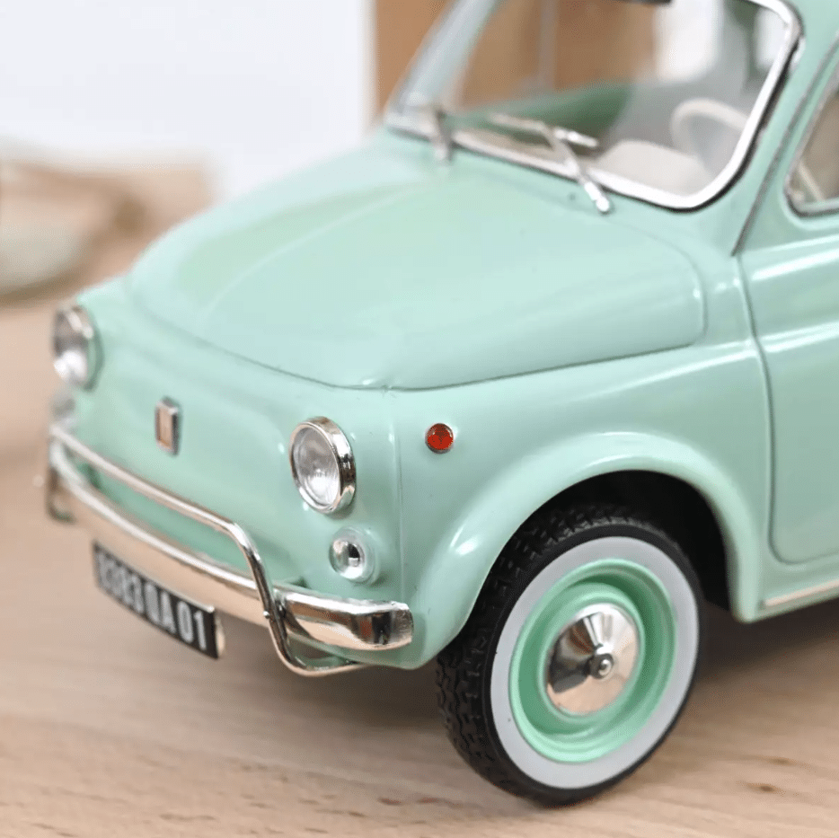 Voiture minimaliste 1/18 cadeau naissance - Fiat 500 L 1968 – Bleu pastel - Norev - Ambiance