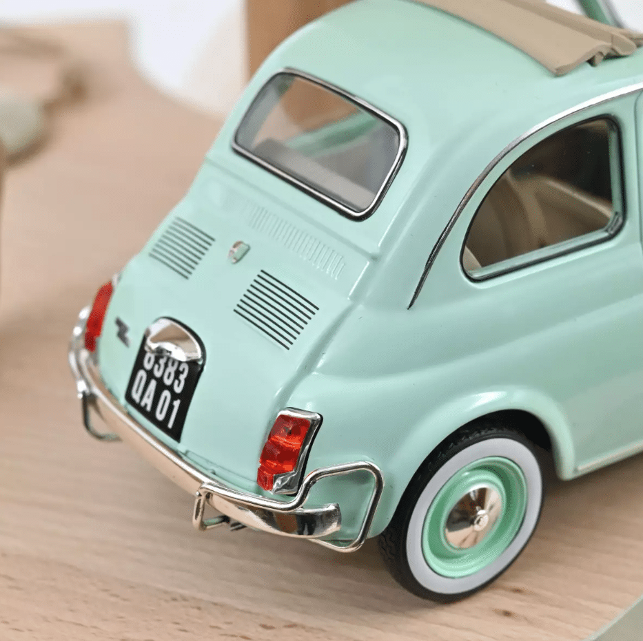 Voiture minimaliste 1/18 cadeau naissance - Fiat 500 L 1968 – Bleu pastel - Norev - Ambiance