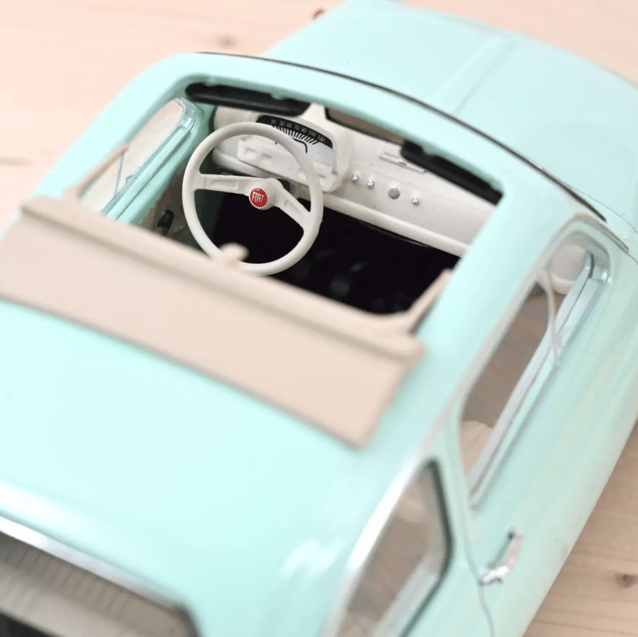 Voiture minimaliste 1/18 cadeau naissance - Fiat 500 L 1968 – Bleu pastel - Norev - Ambiance