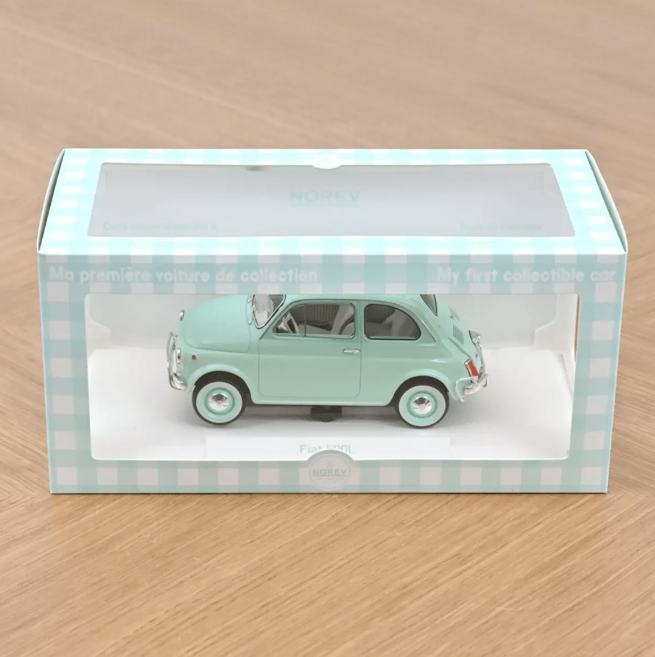 Voiture minimaliste 1/18 cadeau naissance - Fiat 500 L 1968 – Bleu pastel - Norev - Ambiance