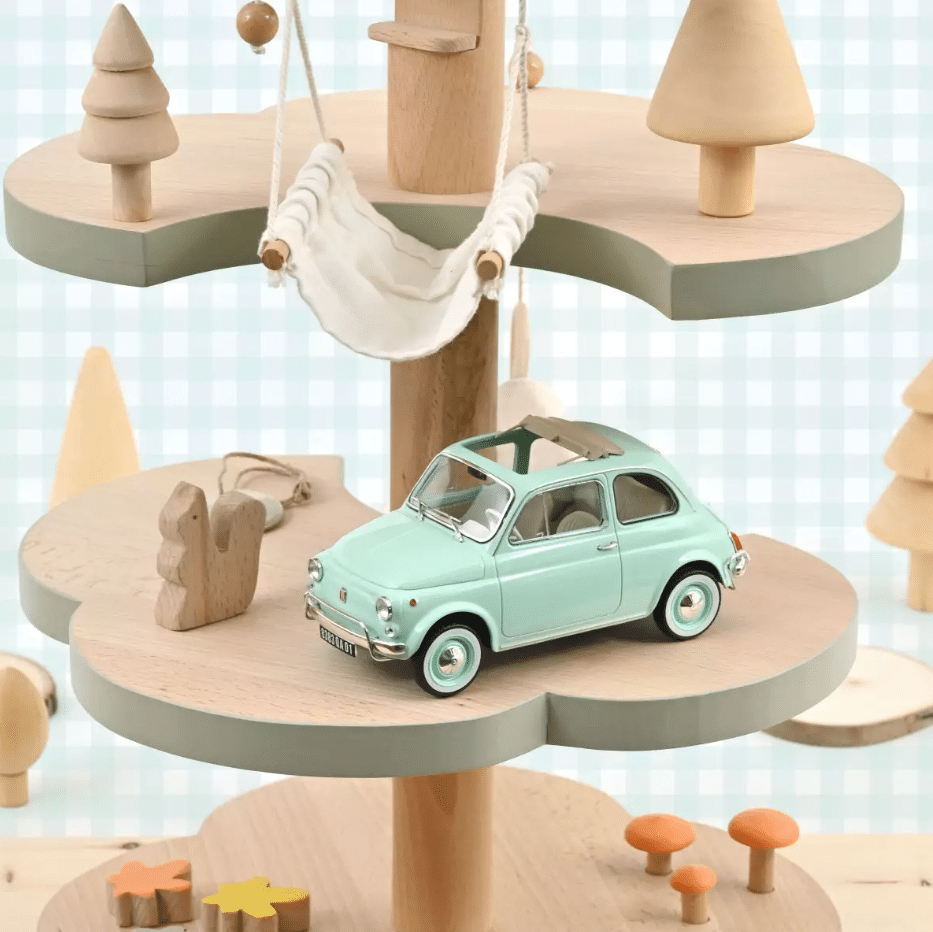 Voiture minimaliste 1/18 cadeau naissance - Fiat 500 L 1968 – Bleu pastel - Norev - Ambiance