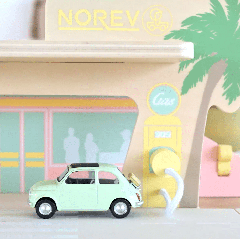 Voiture minimaliste - Fiat 500 F 1965 – 1/43 – Vert clair – Norev - Vue de côté