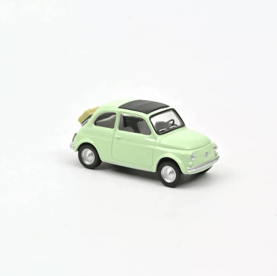 Voiture minimaliste - Fiat 500 F 1965 – 1/43 – Vert clair – Norev - Vue de côté sur fond blanc