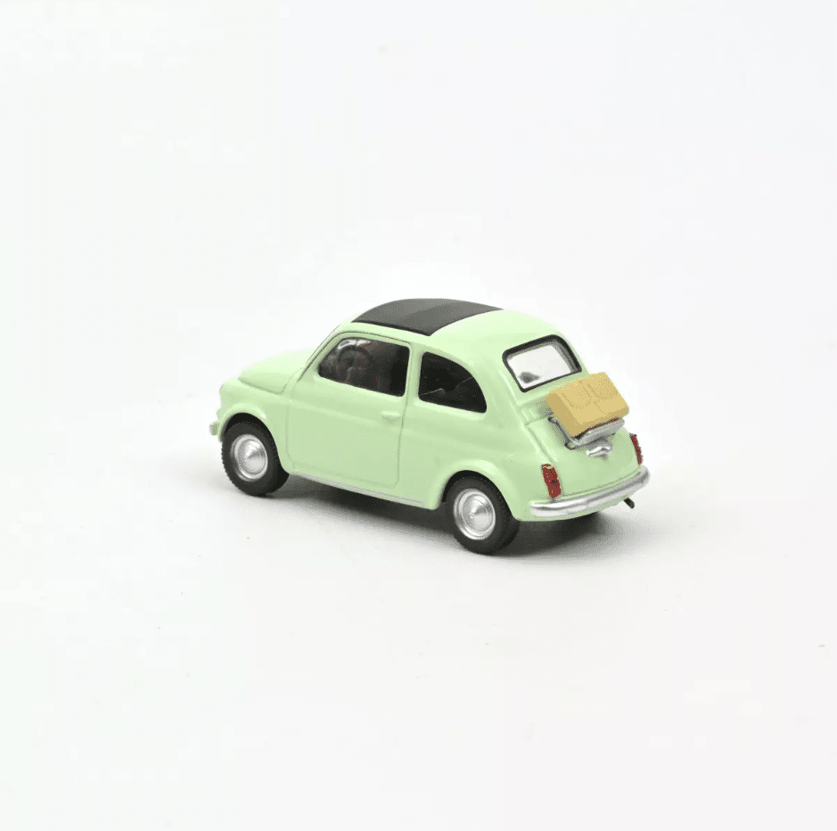 Voiture minimaliste - Fiat 500 F 1965 – 1/43 – Vert clair – Norev - Vue de dos sur fond blanc