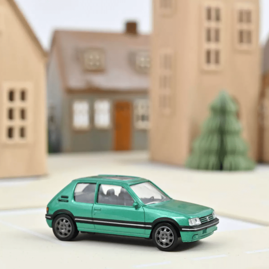 Voiture minimaliste - Peugeot 205 GTi 1992 vert métallisé – Norev 1/43 - Vue de face