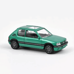 Voiture minimaliste - Peugeot 205 GTi 1992 vert métallisé – Norev 1/43 - Vue de face sur fond blanc