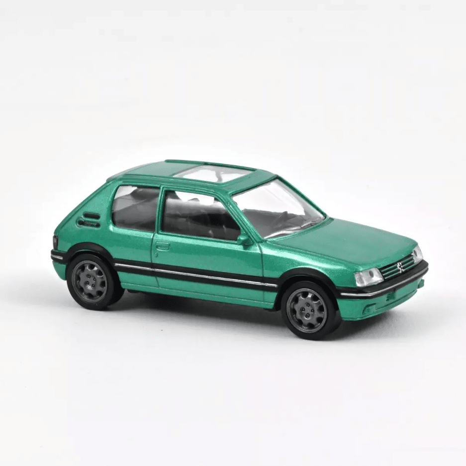Voiture minimaliste - Peugeot 205 GTi 1992 vert métallisé – Norev 1/43 - Vue de face sur fond blanc