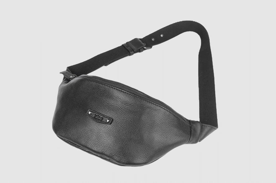 Sac Banane ORSAY – Cuir Noir – ZEDE - Vu de côté sur fond gris