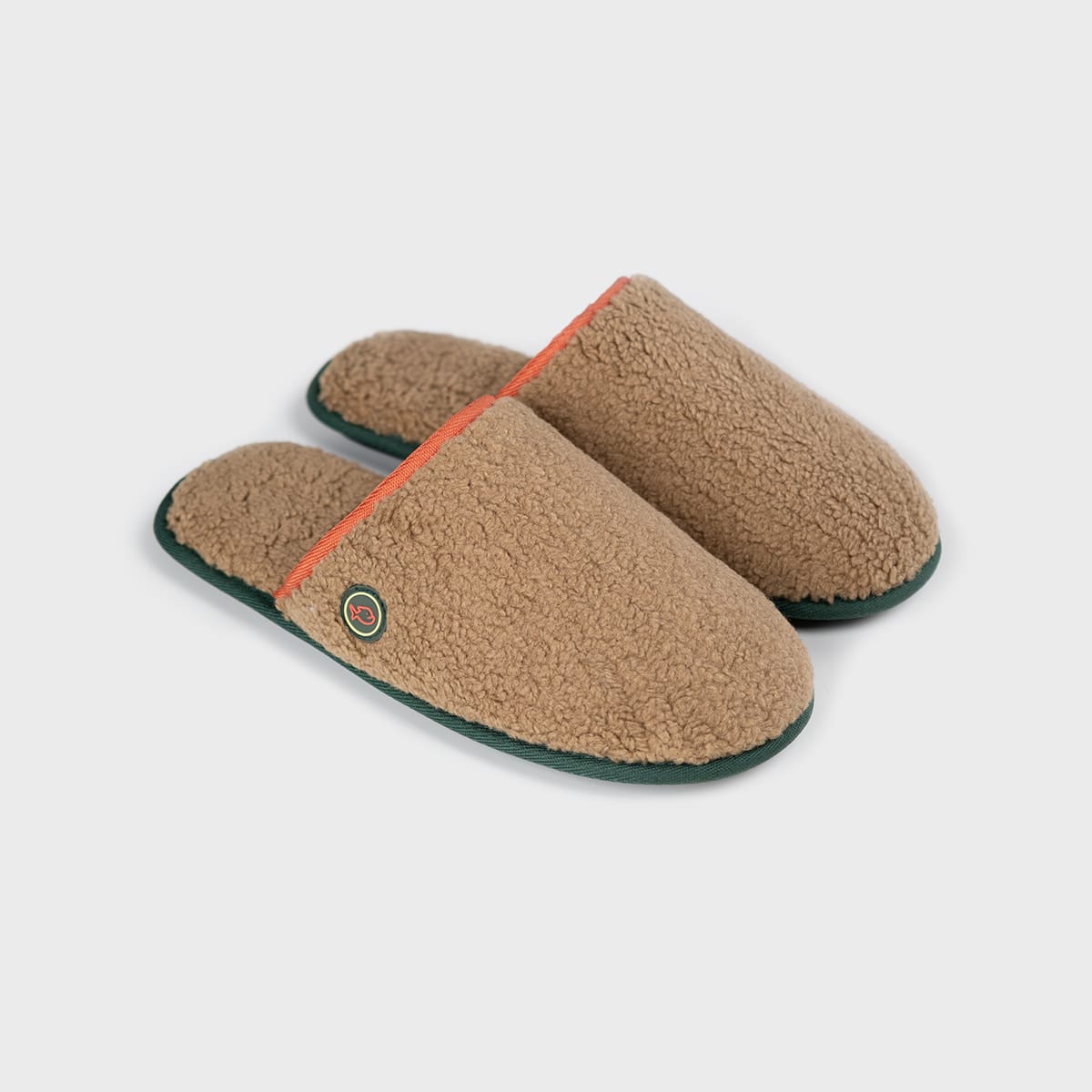 Chaussons en sherpa Camel – Billybelt - Vu de face sur fond blanc
