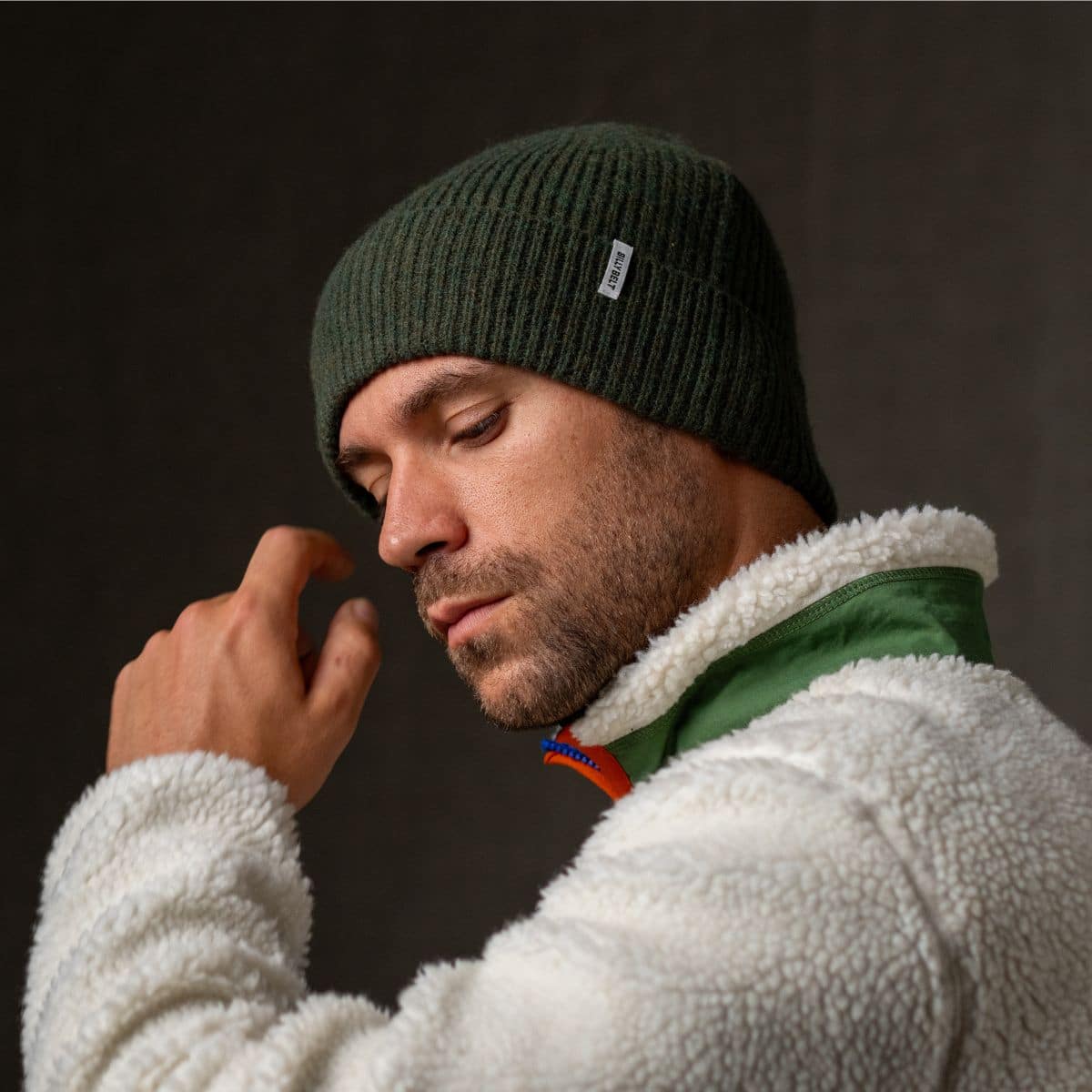 Bonnet en laine d’agneau kaki – Billybelt - Porté