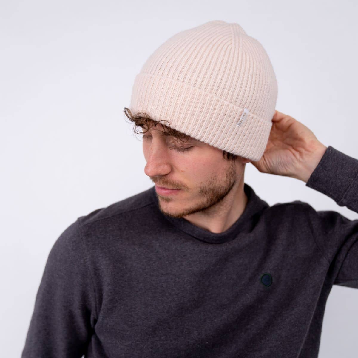 Bonnet en laine d’agneau Nude – Billybelt - Porté