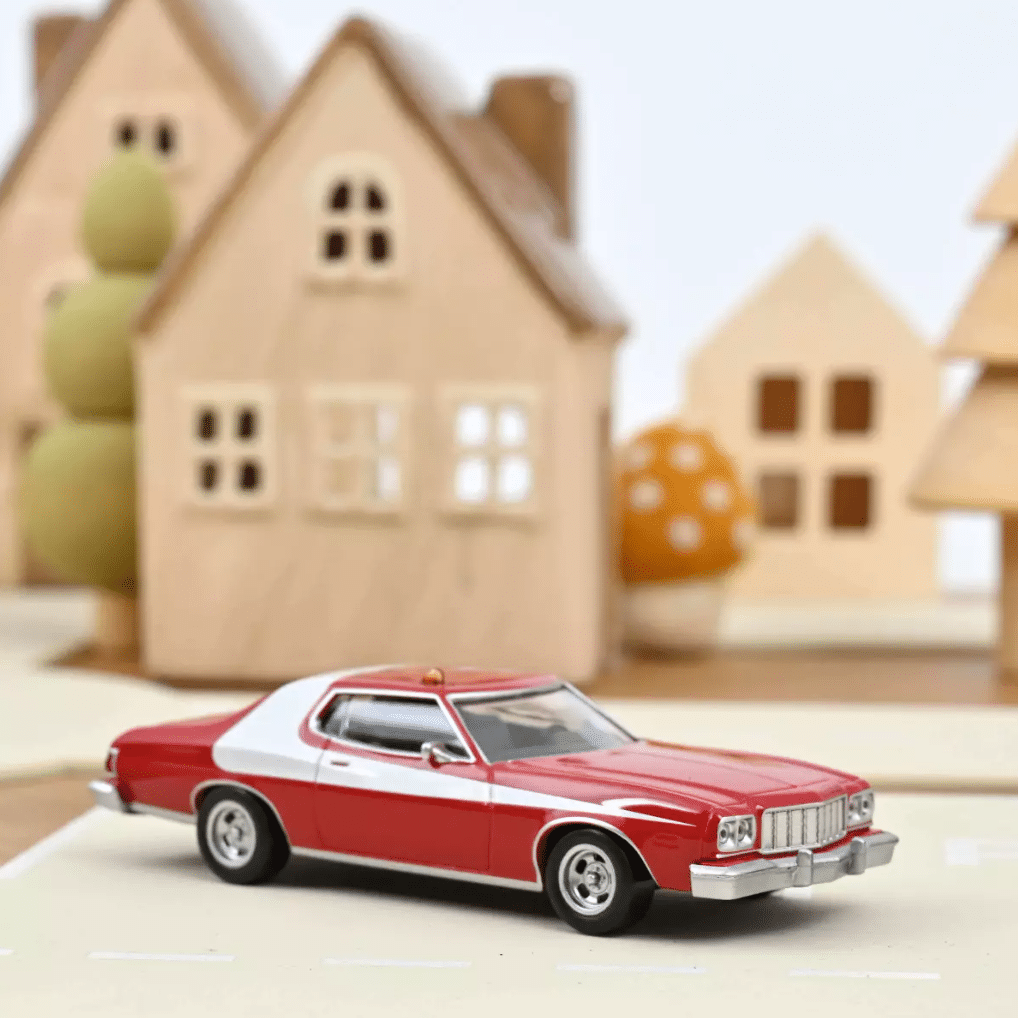 Voiture minimaliste 1/43 - Ford Grand Torino - Rouge - Norev - ambiance