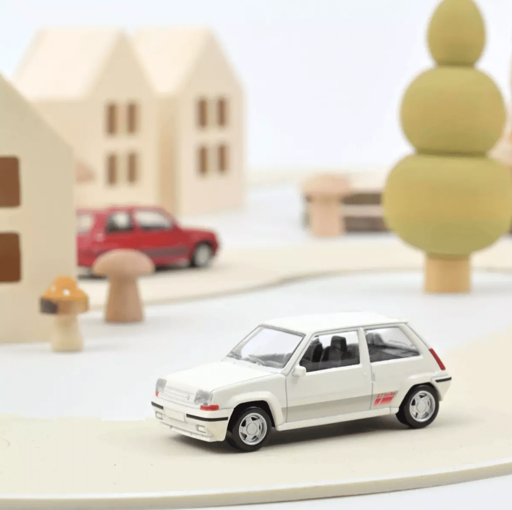 Voiture minimaliste 1/43 - Renault SuperCinq - Blanc - Norev - ambiance