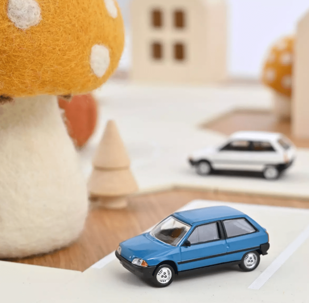 Voiture minimaliste 1/64 - Citroën AX - Bleu - Norev - ambiance.
