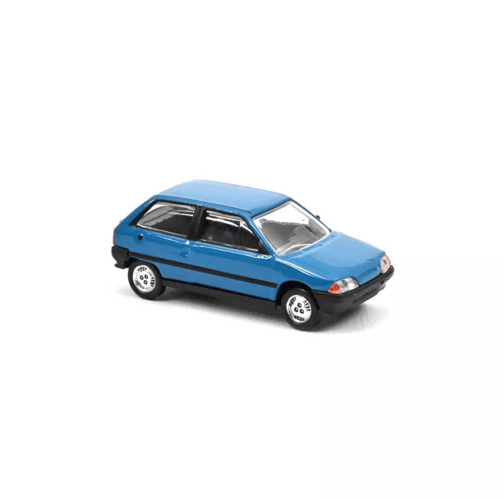 Voiture minimaliste 1/64 - Citroën AX - Bleu - Norev - vue de coté sur fond blanc.