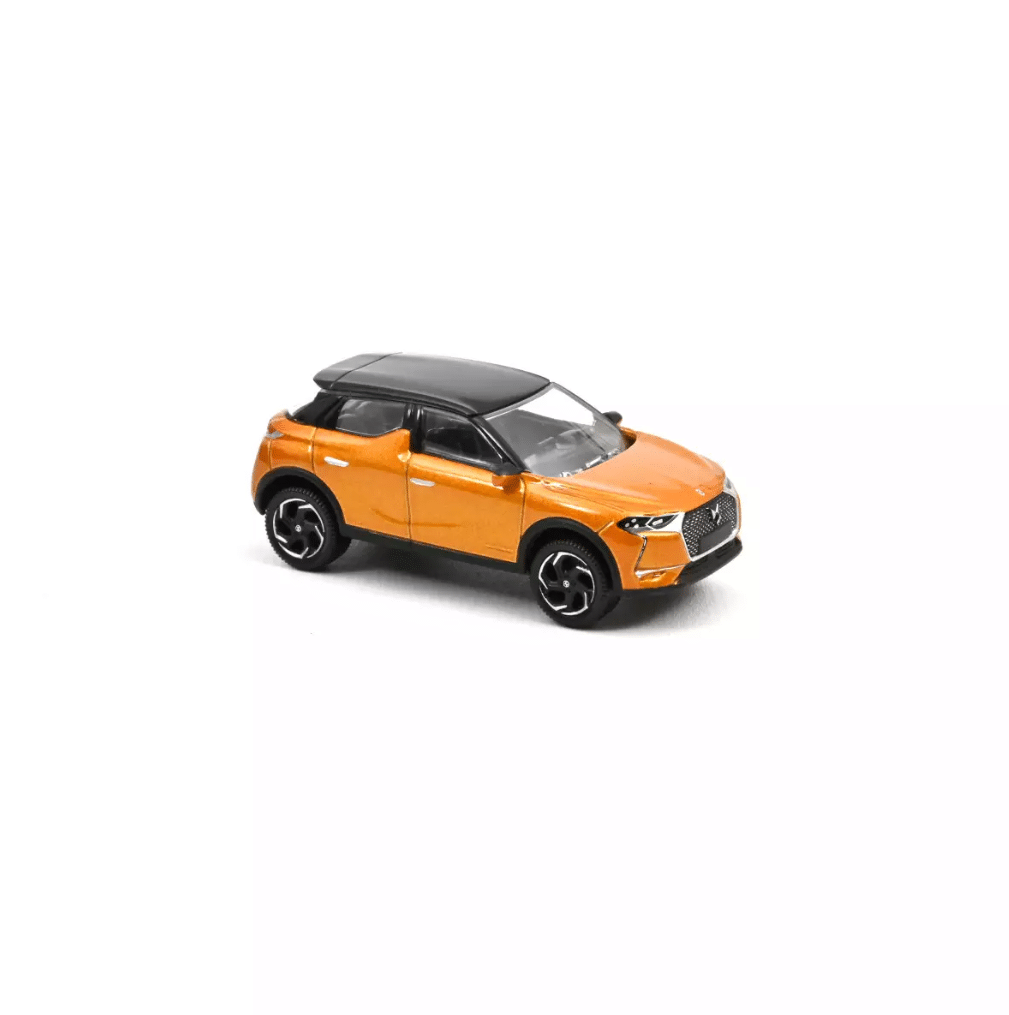 Voiture minimaliste 1/64 - DS 3 Crossback - Or - Norev - vue de coté sur fond blanc