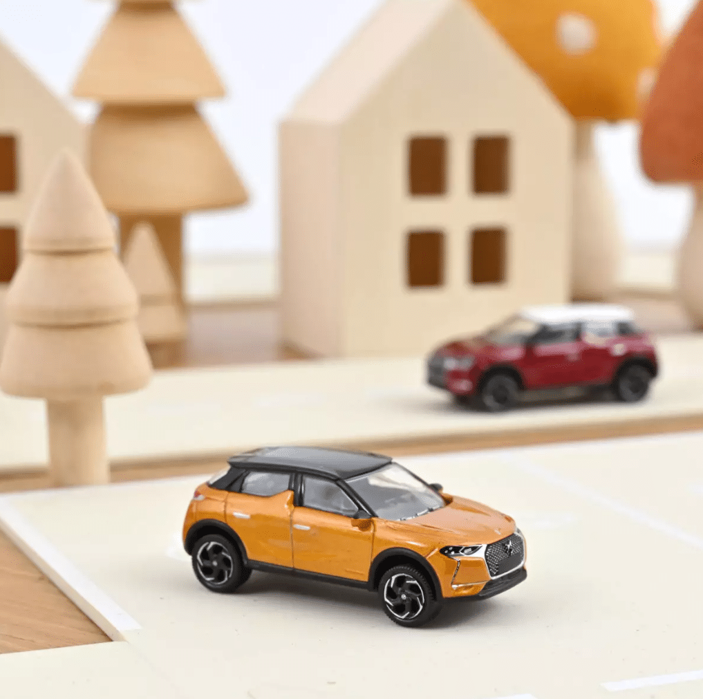 Voiture minimaliste 1/64 - DS 3 Crossback - Or - Norev - ambiance