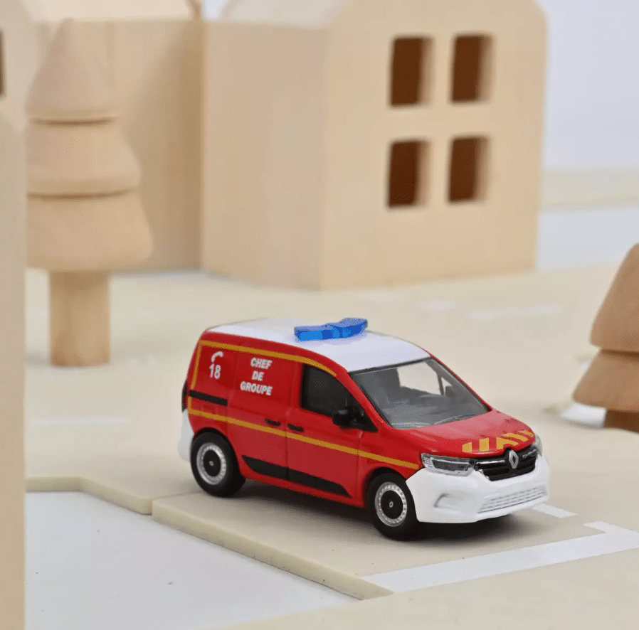 Voiture minimaliste 1/64 - Renault Kangoo - Pompier - Norev - ambiance